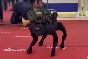 На презентації робот був вдягнений у чорний костюм