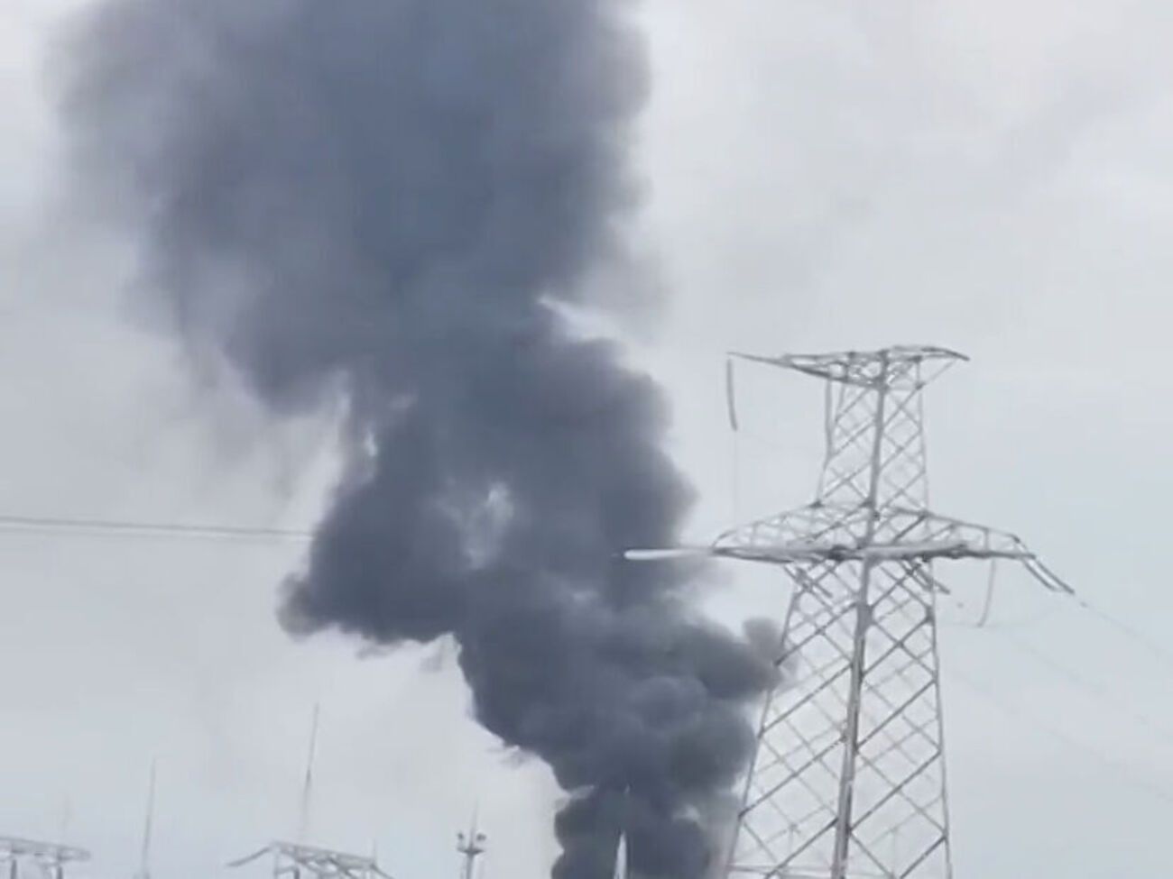 Військовослужбовці оточили район пожежі у радіусі 5 км