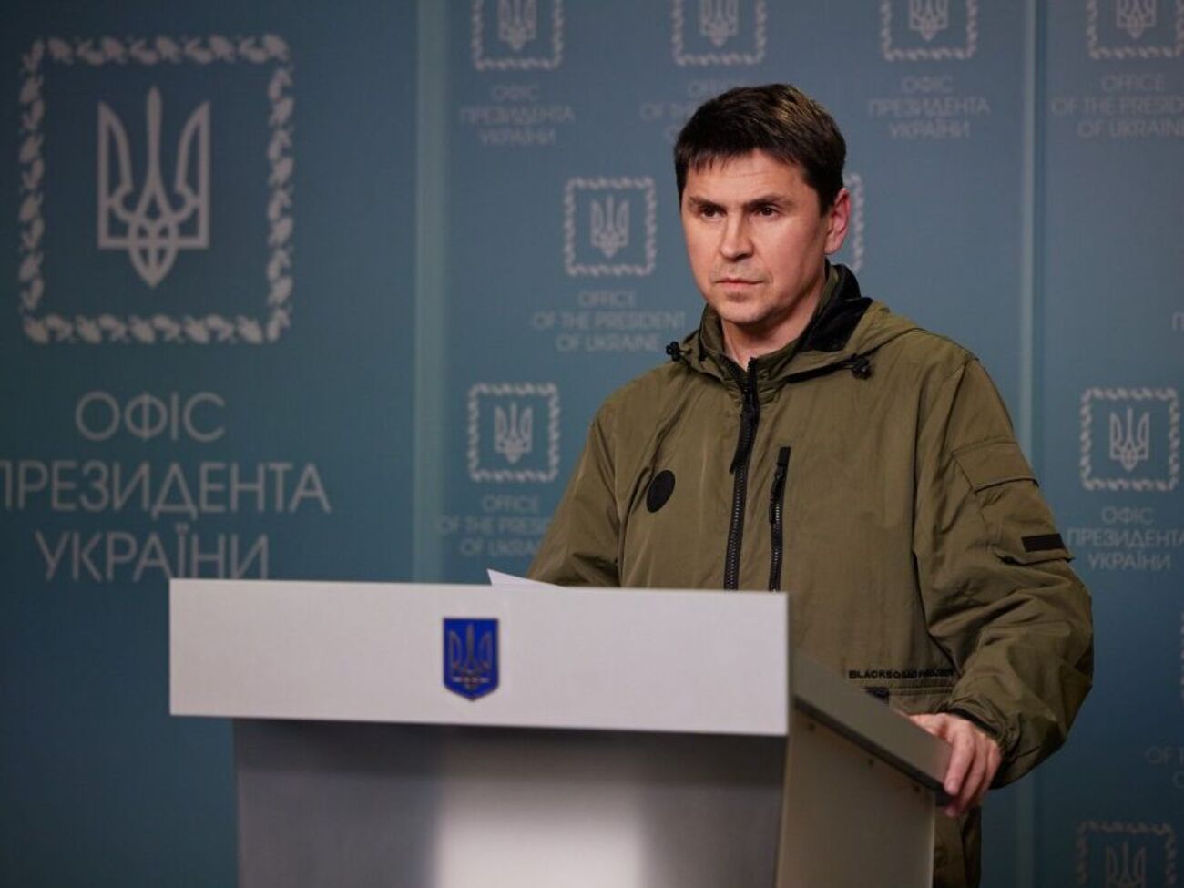 Россия хочет сесть за стол переговоров сейчас, пока находится "на пике своих ресурсных возможностей", отметил Подоляк