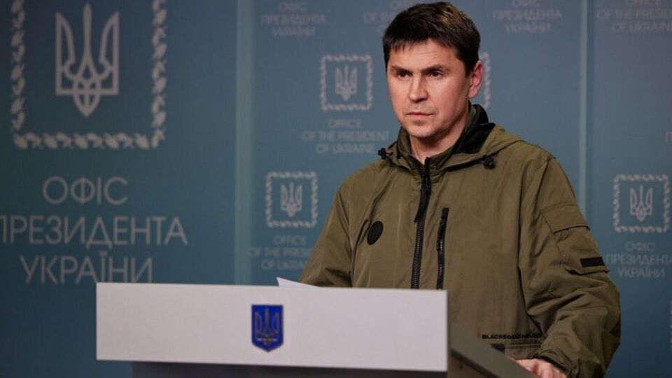 Россия хочет сесть за стол переговоров сейчас, пока находится "на пике своих ресурсных возможностей", отметил Подоляк