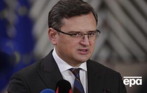 Кулеба подчеркнул, что самолетом россияне могут улететь только в "обход"