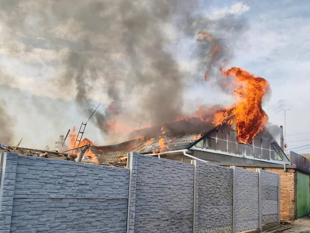 Унаслідок обстрілу Нікополя окупантами у кількох будинках сталося загоряння, зазначив Резніченко