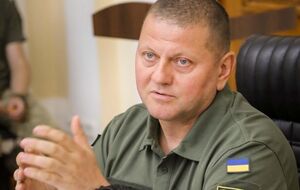 По словам Залужного, РФ до 800 раз за сутки обстреливает украинские позиции