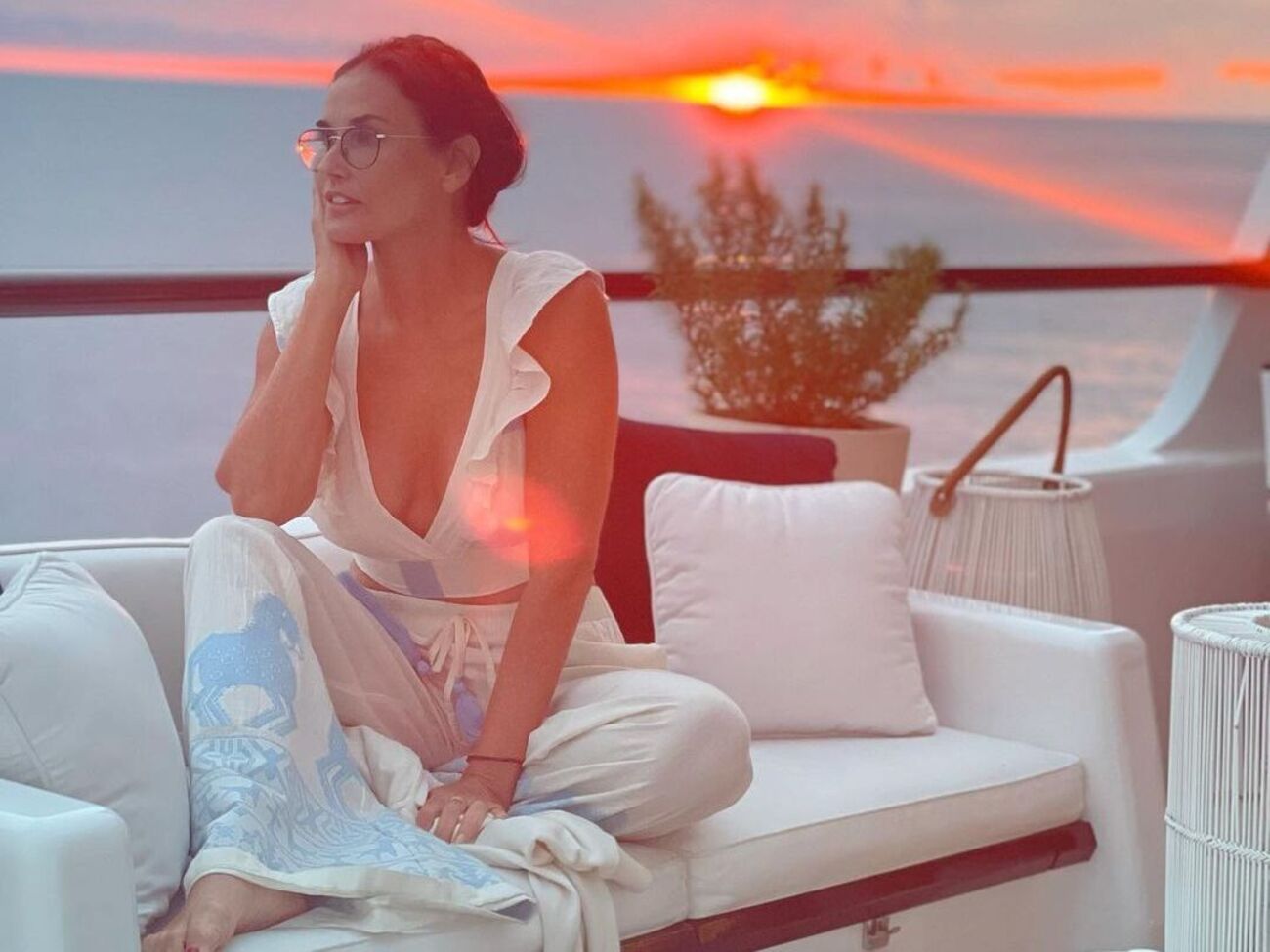 Мур родилась в 1962 году