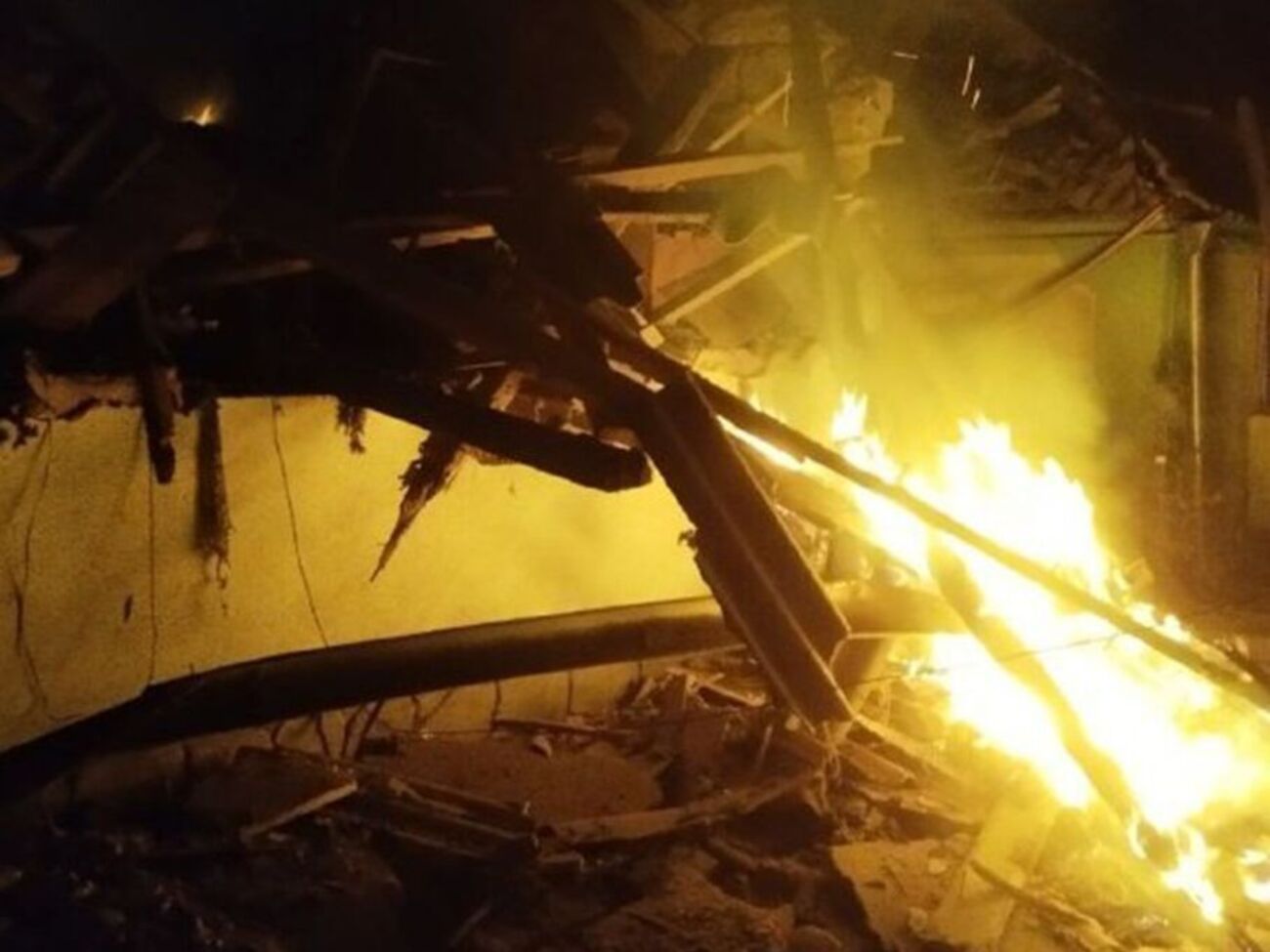 Унаслідок прямого влучання боєприпасу в один із будинків у Березнегуватому виникла пожежа, зазначили у ДСНС