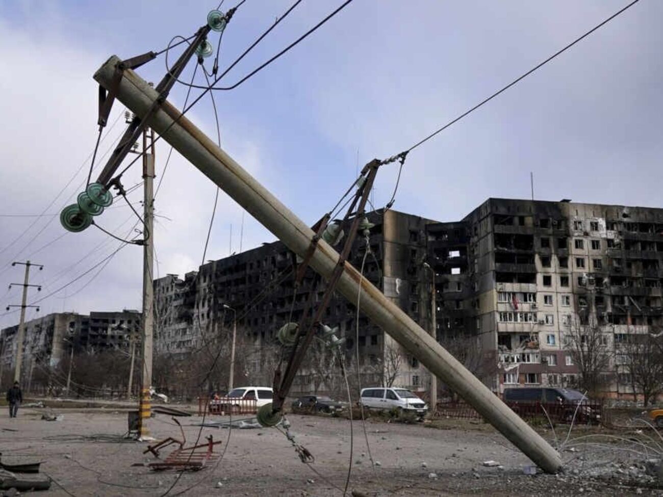 Андрющенко: Поклавши руку на серце, у Маріуполі зносити треба все. Принаймні багатоповерхівки