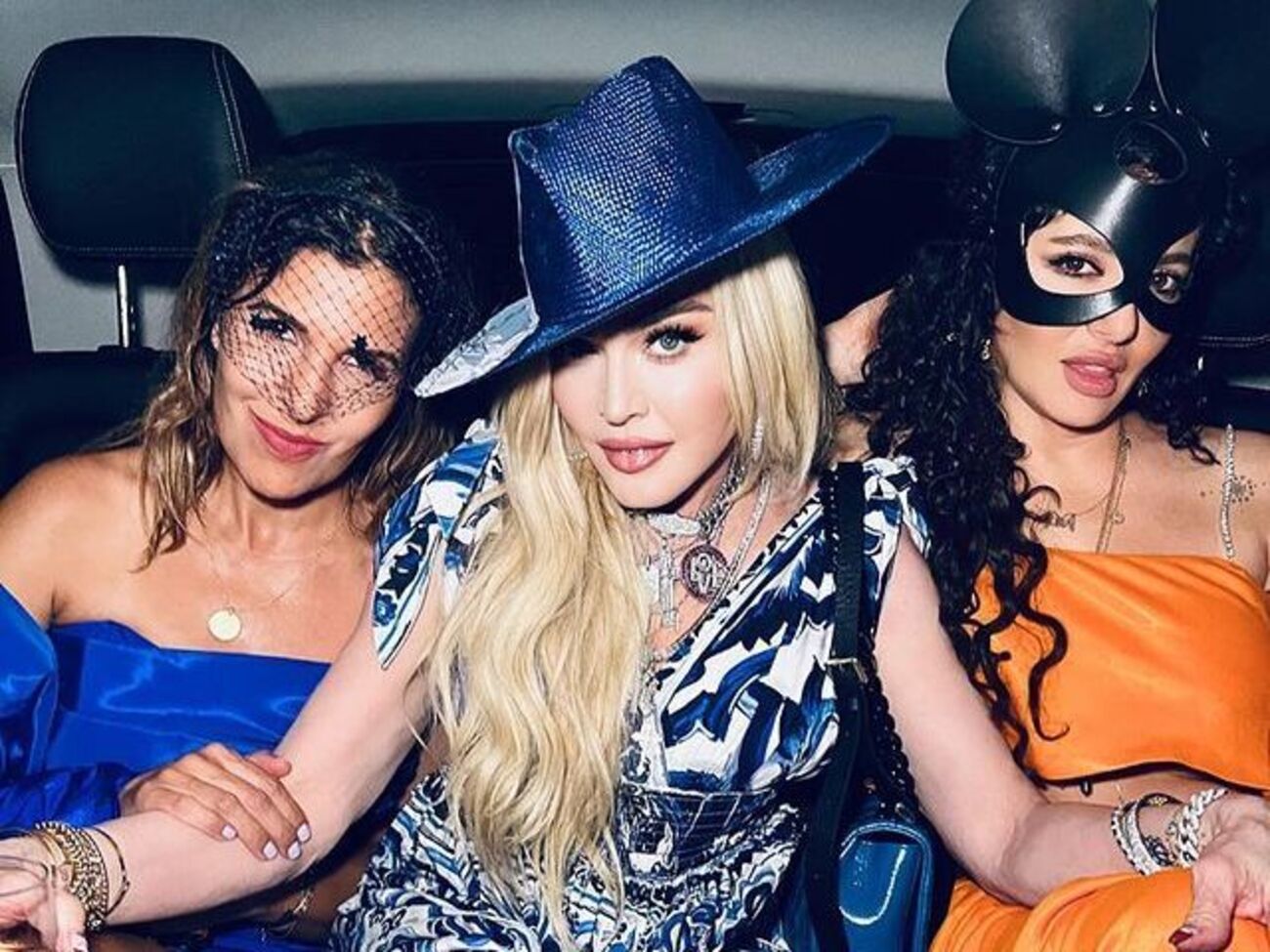 Мадонні (у центрі) виповнилося 64 роки