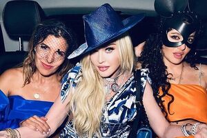 Мадонне (в центре) исполнилось 64 года