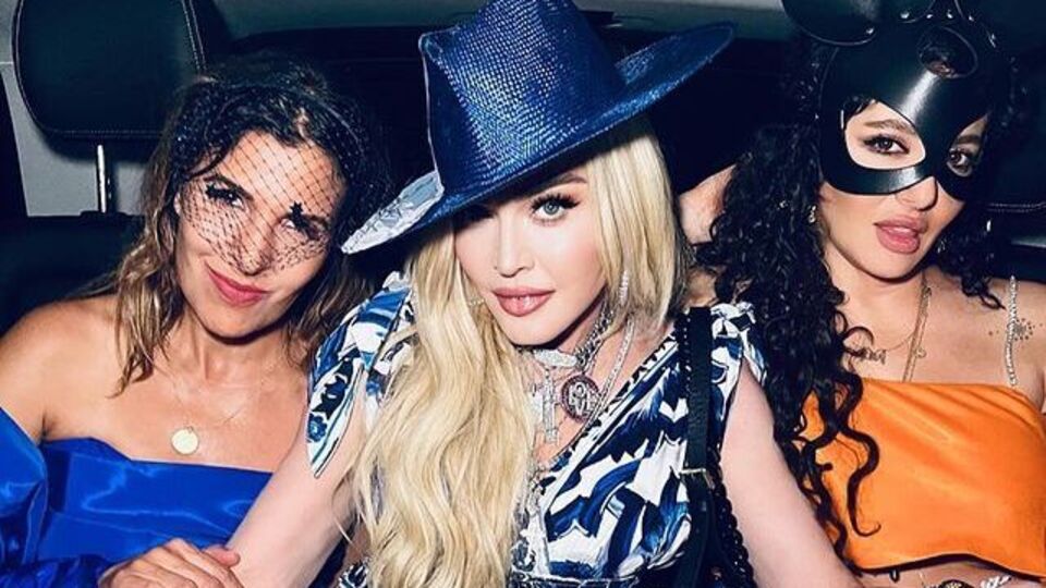 Мадонне (в центре) исполнилось 64 года