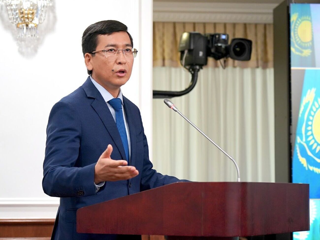 Міністр освіти Асхат Аймагамбетов вважає, що першокласникам складно вивчати одразу три мови