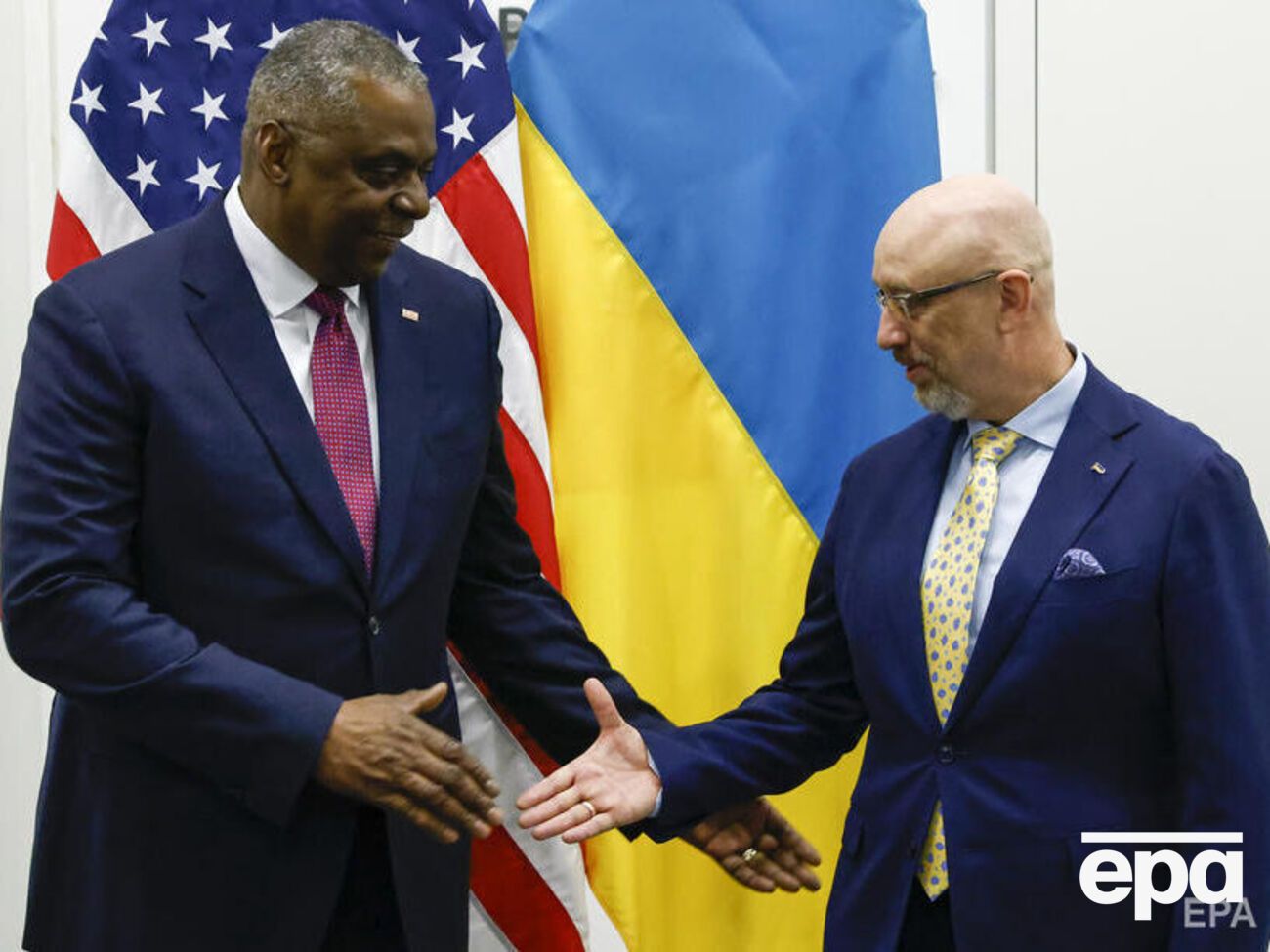 Остин сообщил о разговоре "со своим хорошим другом и украинским коллегой" Резниковым