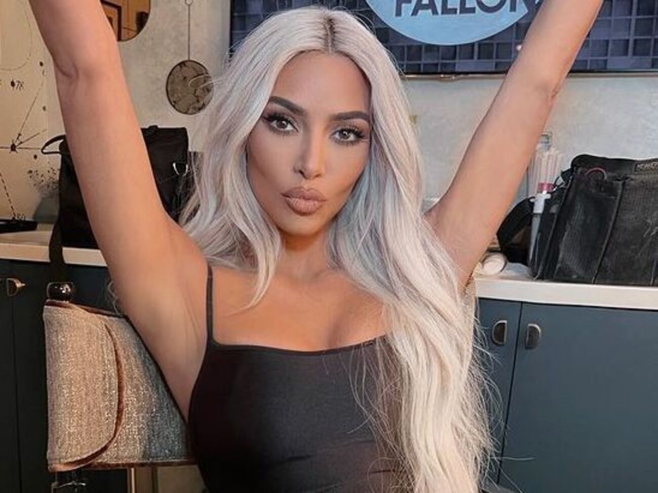 Кардашян показала, как расслабляется в бассейне