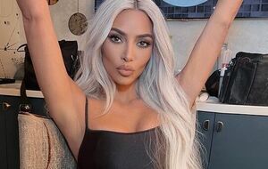 Кардашян показала, как расслабляется в бассейне