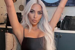 Кардашян показала, как расслабляется в бассейне