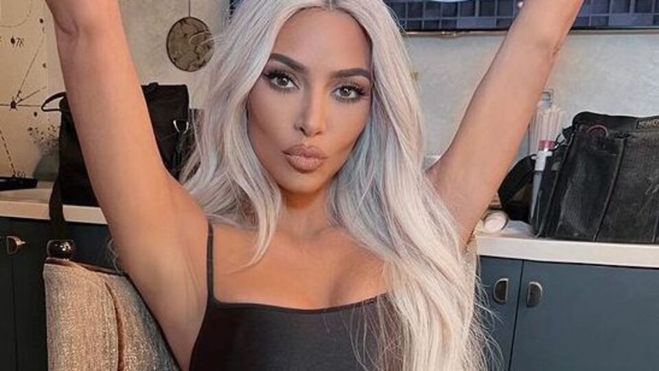 Кардашян показала, как расслабляется в бассейне