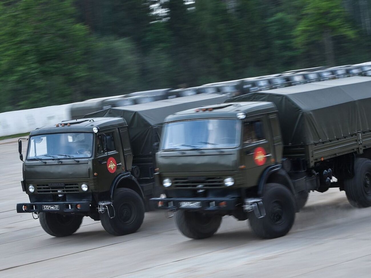 Російський військовий автомобіль підірвався на міні в Курській області
