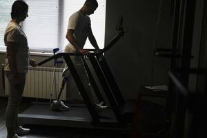 "Ангелам Азова" нужны деньги на лечение украинских военных (на фото – один из защитников Мариуполя, который проходит реабилитацию в Киеве)
