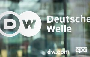Deutsche Welle – німецька некомерційна медіакомпанія, які здійснює теле- та радіомовлення на закордон