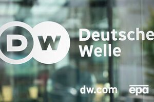 Deutsche Welle – німецька некомерційна медіакомпанія, які здійснює теле- та радіомовлення на закордон