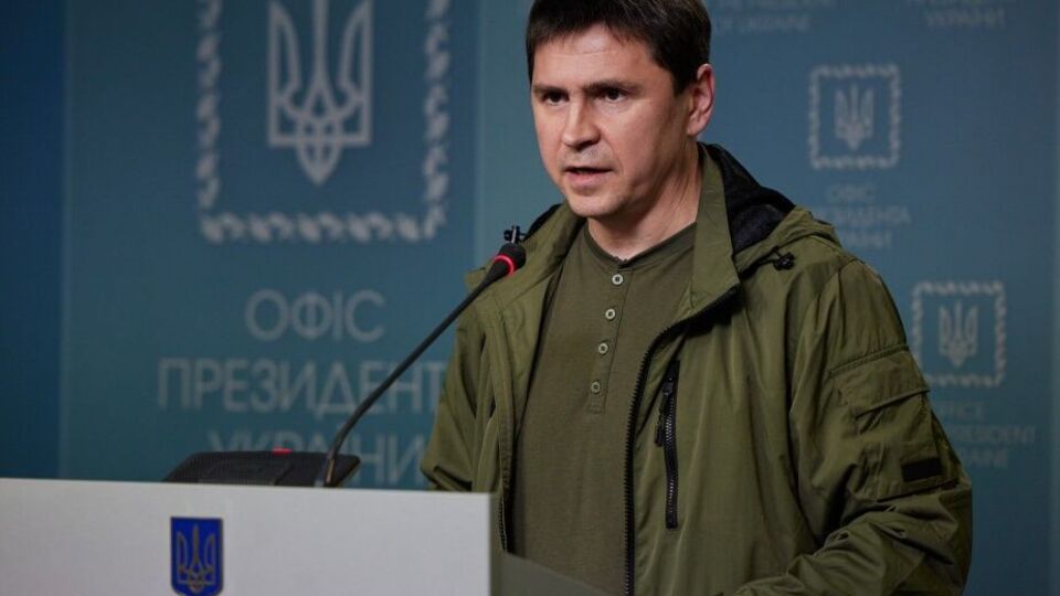 Подоляк: Только быстрая передача нам больших объемов тяжелой военной техники ускорит "торжественный побег" армии РФ
