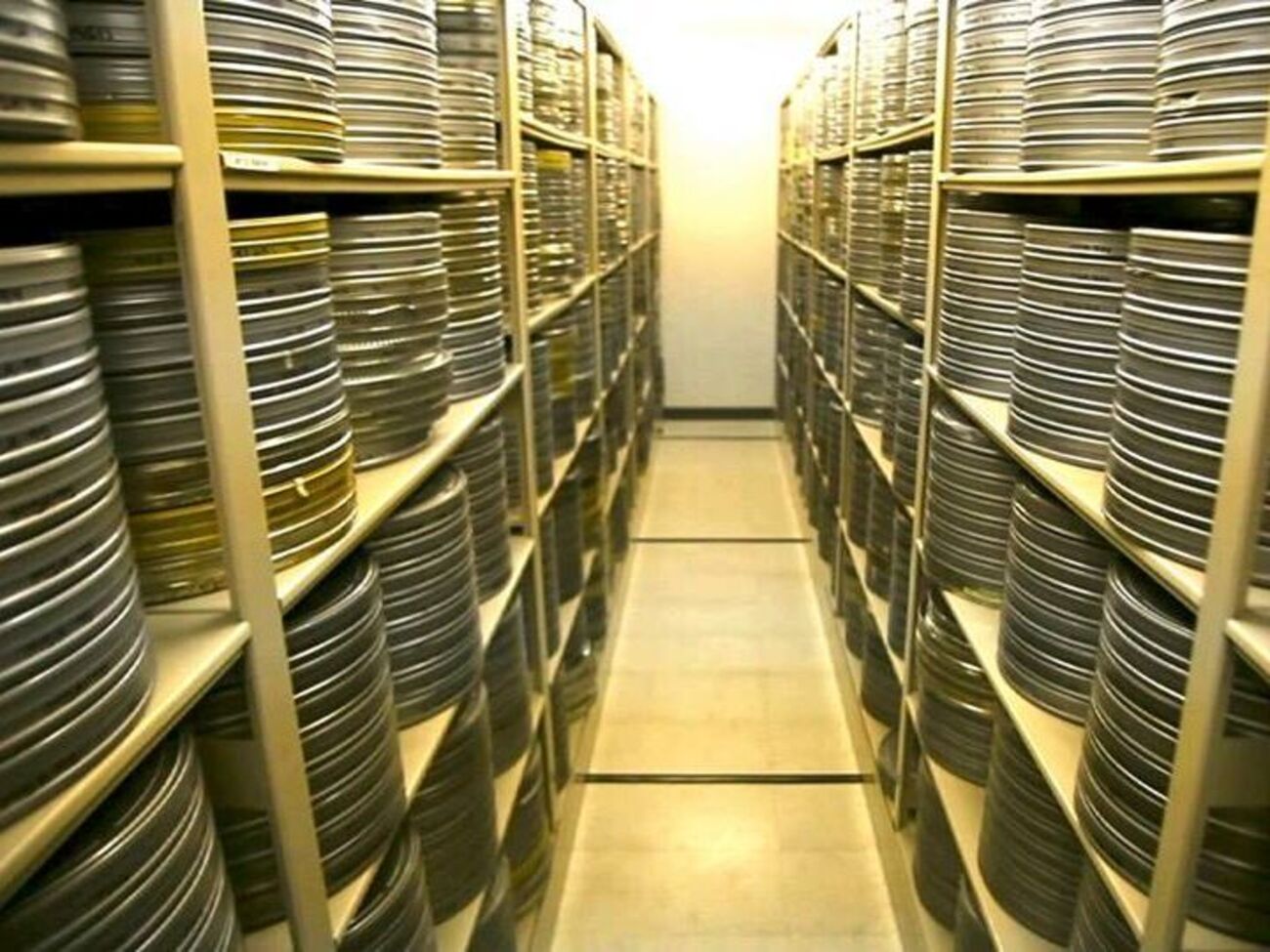 На базі Довженко-центру працюють фільмофонд, кіноархів і музей кіно