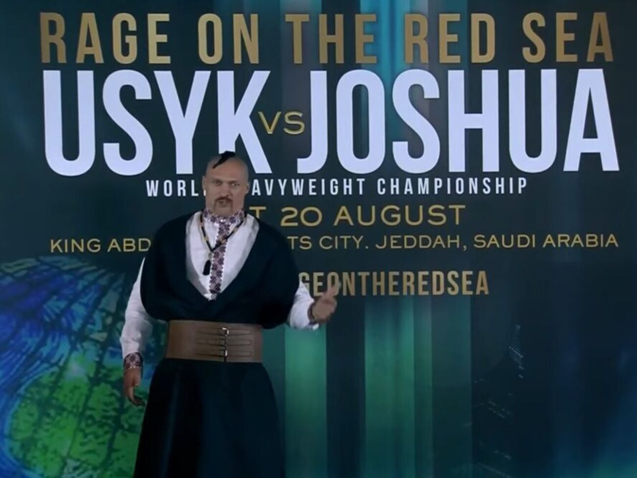 Усик вийшов на пресконференцію в українському костюмі