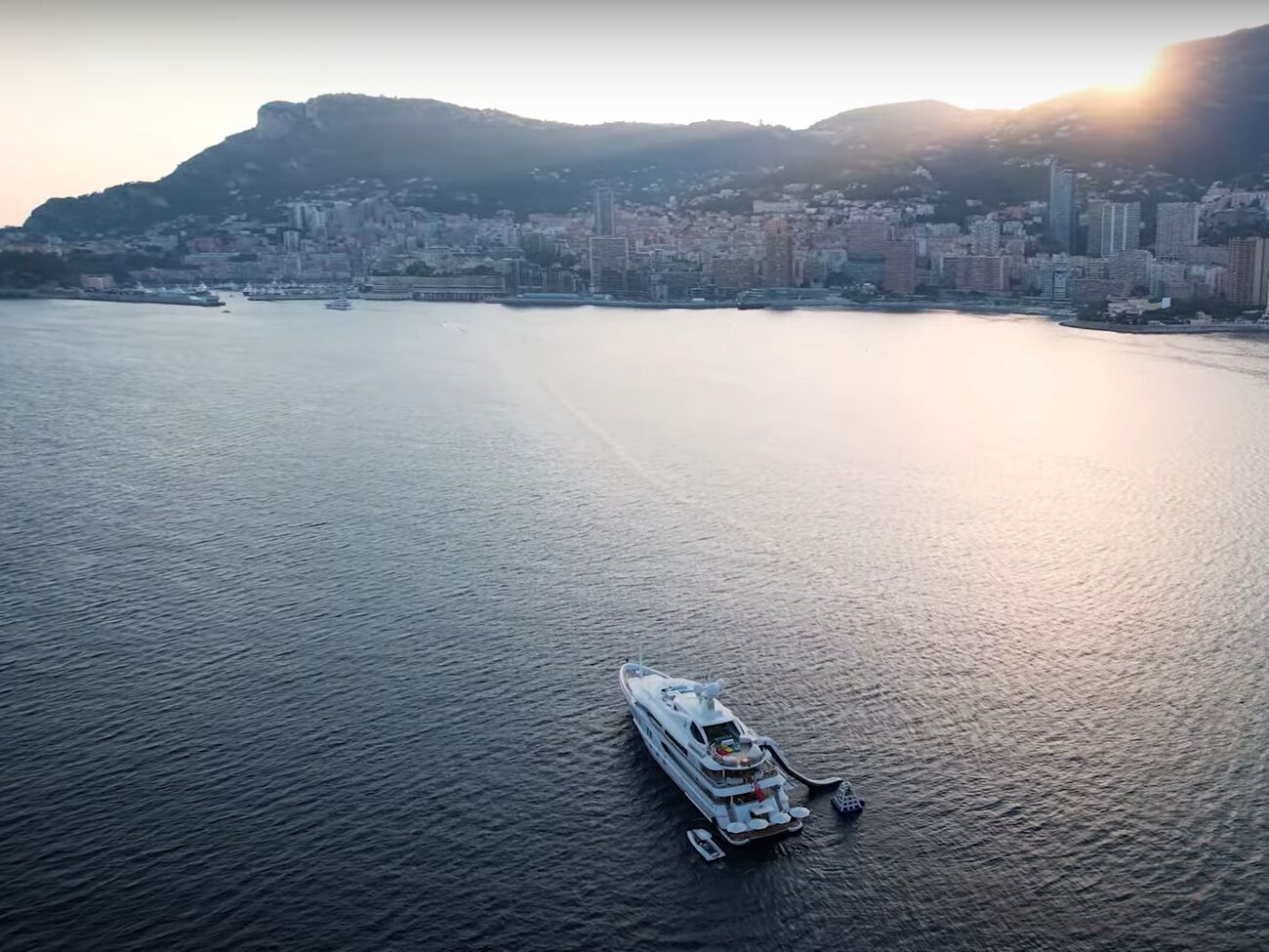 В Монако автомобили с украинскими номерами "можно увидеть едва ли не каждые пять минут", говорится в фильме, опубликованном "Украинской правдой"