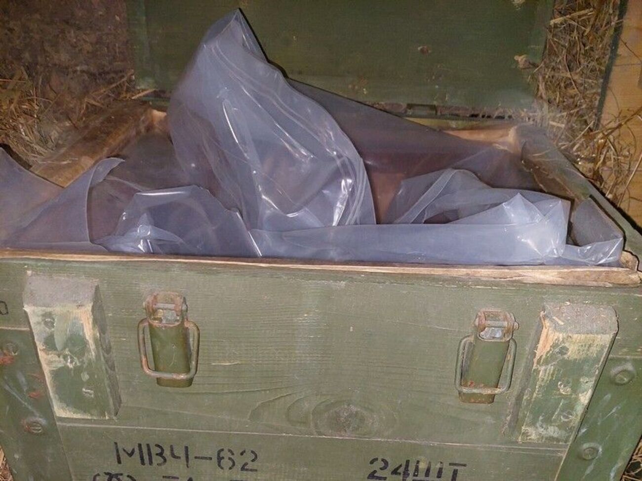 Кроме прочего, военные РФ оставили ящик с 19 взрывателями МВЧ-62 к противотанковым минам