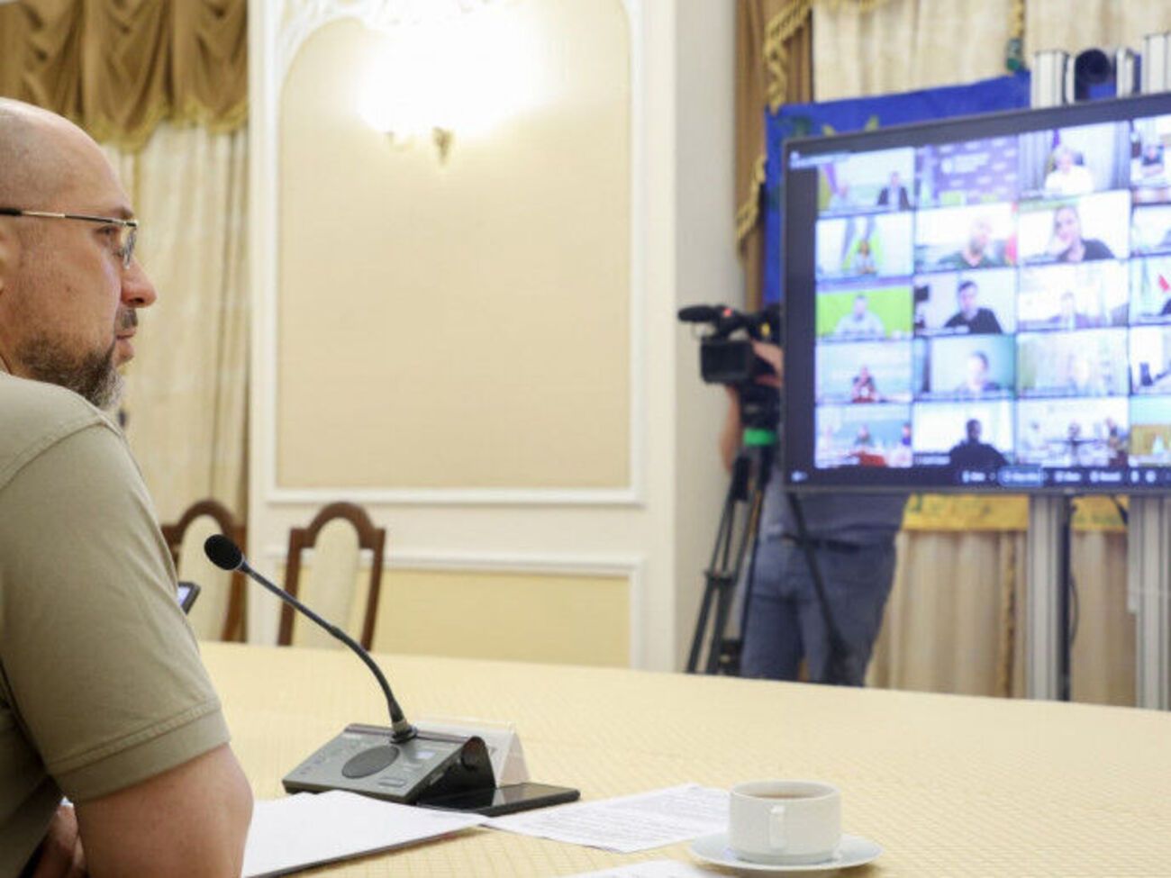 Шмигаль обговорив підготовку навчальних закладів в Україні з очільниками ОВА