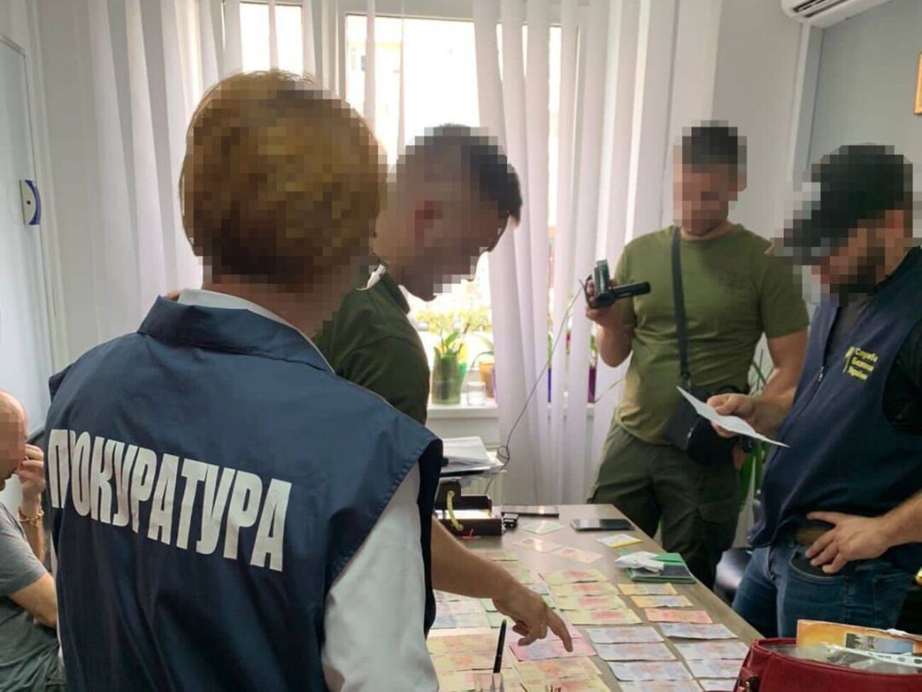 Під час обшуку у службовому кабінеті посадовиці правоохоронці вилучили понад $17 тис., &euro;1,3 тис. та 4 тис. грн, зазначили в ОГПУ