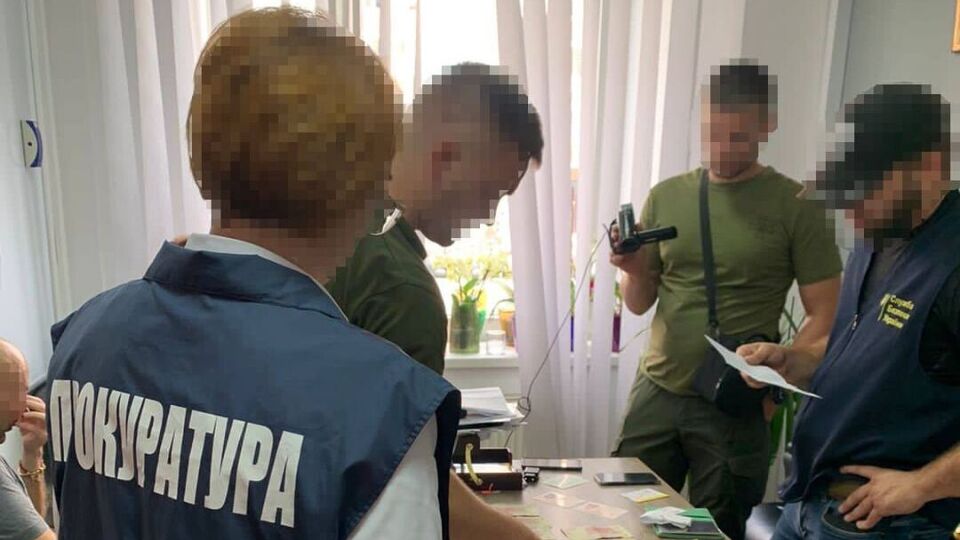 В ходе обыска в служебном кабинете чиновницы правоохранители изъяли более $17 тыс., €1,3 тыс. и 4 тыс. грн, отметили в ОГПУ