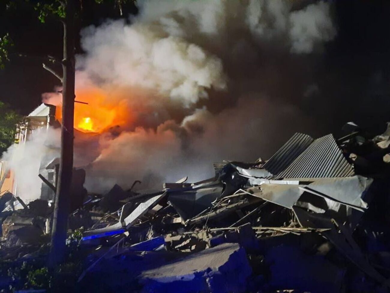 Рятувальники й далі дістають людей із-під завалів