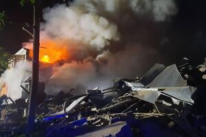 Рятувальники й далі дістають людей із-під завалів