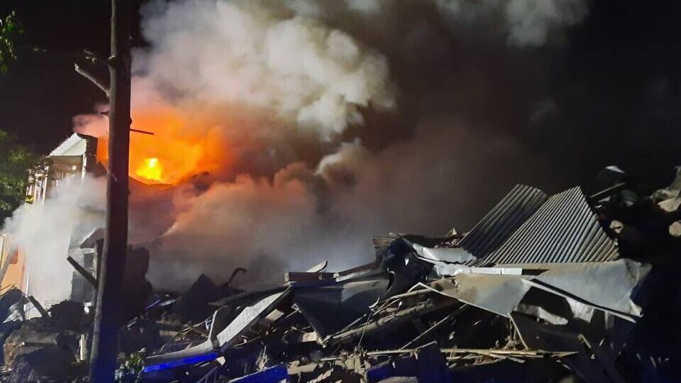 Рятувальники й далі дістають людей із-під завалів