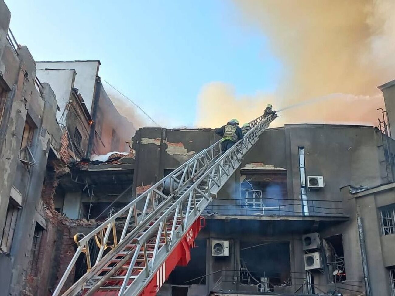 В Харькове пожар после утренних обстрелов ракетами С-300