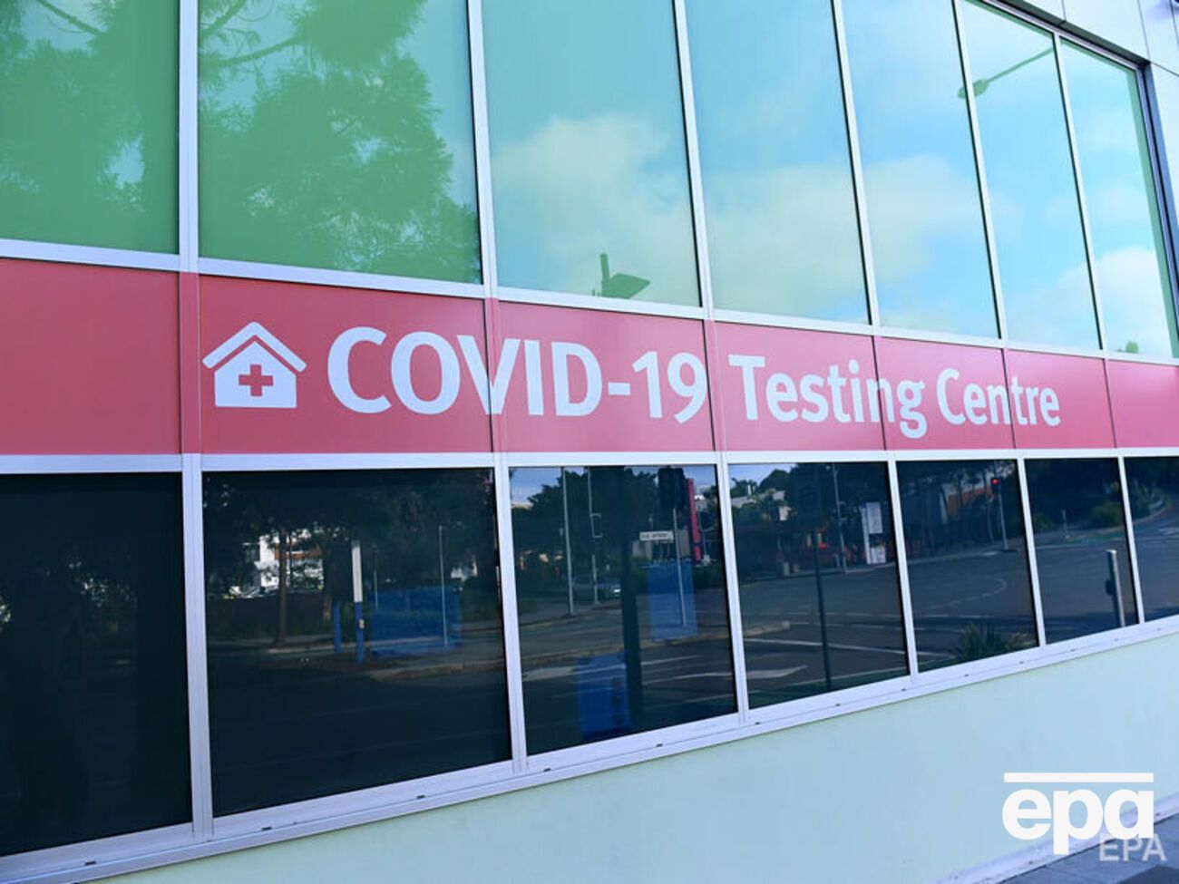 За последнюю неделю от COVID-19 скончалось 15 тыс. человек, заявили в ВОЗ