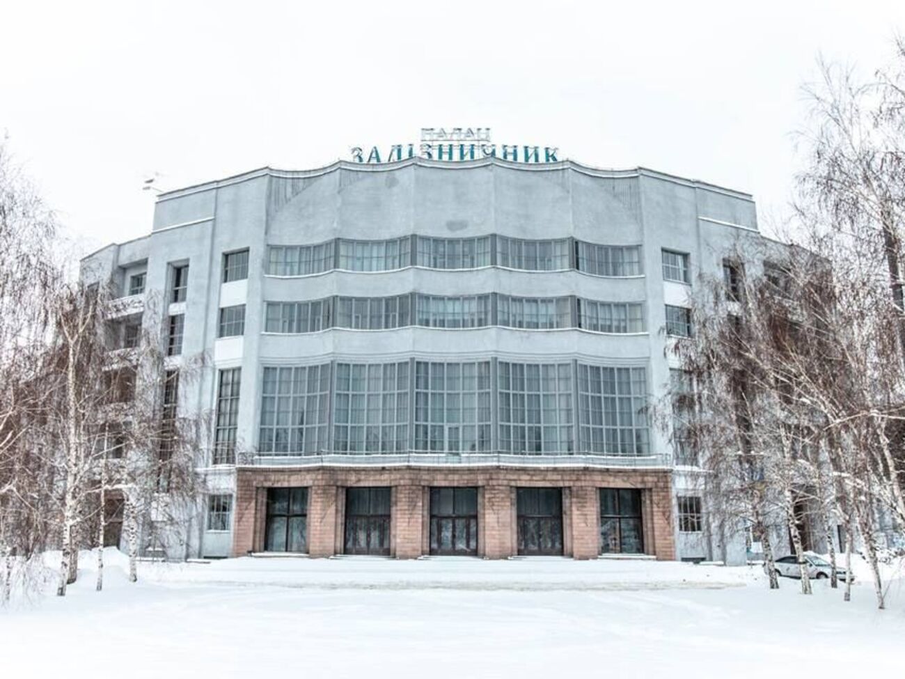 Збудований 90 років тому ДК "Залізничник" потрапив під ракетний обстріл окупантів у Харкові