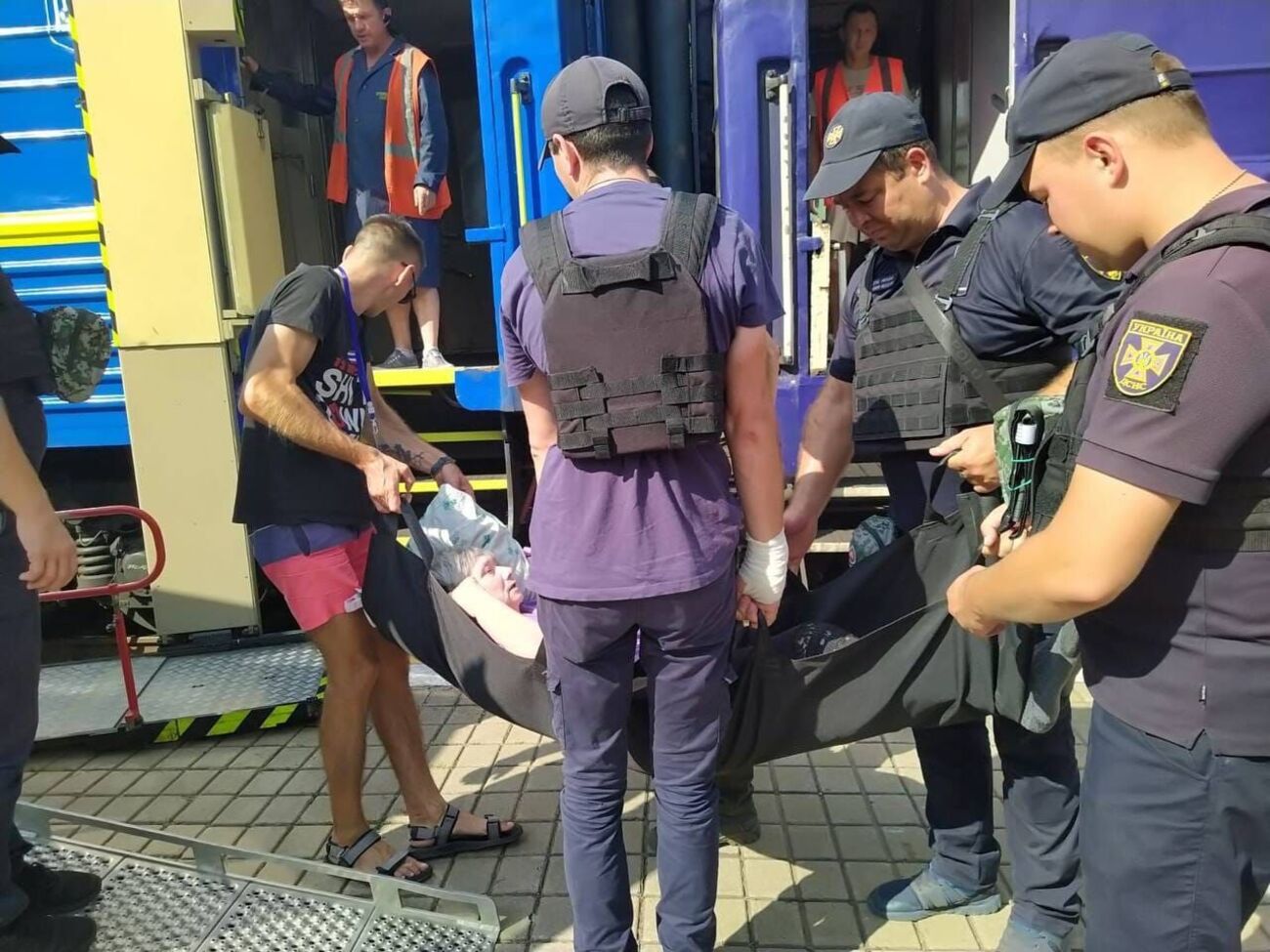 Всего с 24 февраля из населенных пунктов Донецкой и Луганской областей спасатели эвакуировали 9795 человек