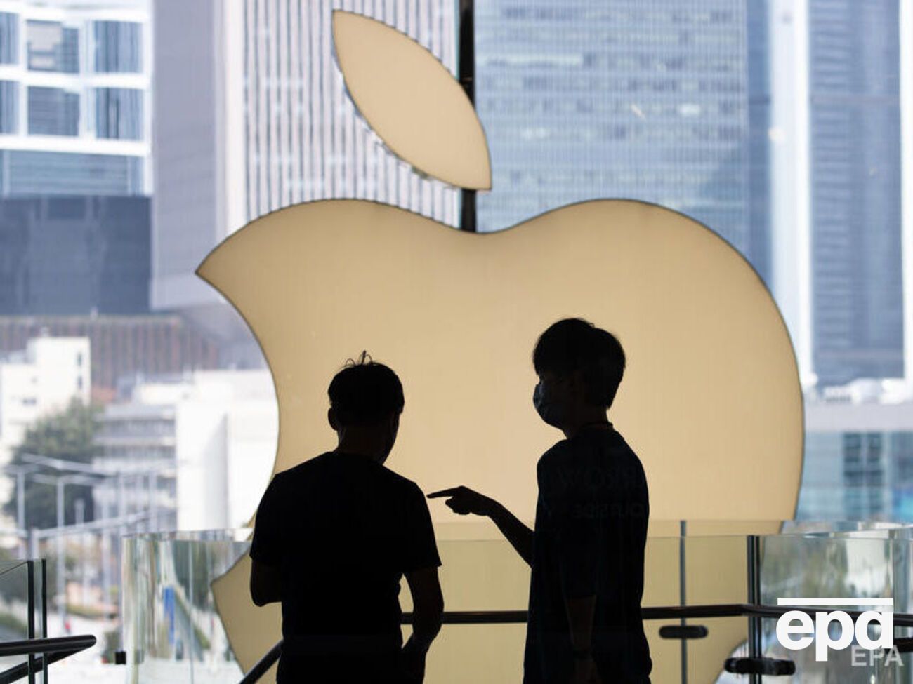 Apple обновляет свой флагманский продукт в непростое для отрасли время, отмечает агентство Bloomberg