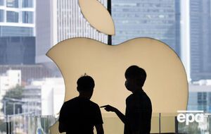 Apple оновлює свій флагманський продукт у непростий для галузі час, зазначає агентство Bloomberg<