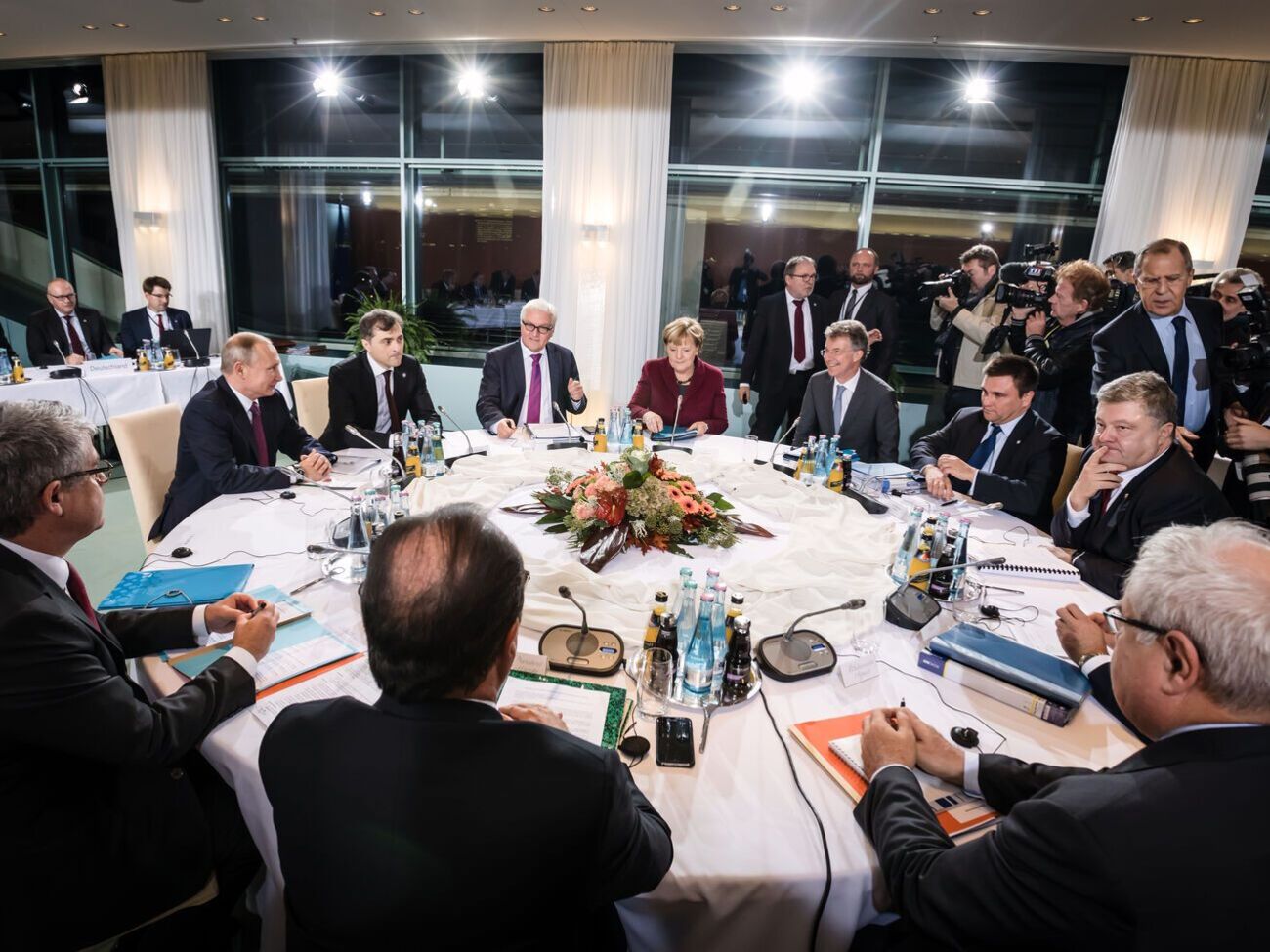 Климкин (за столом второй справа) встречался с Путиным шесть раз, последний раз&nbsp;&ndash; в октябре 2016 года на саммите в Берлине