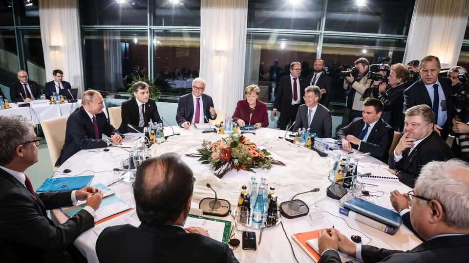 Клімкін (за столом другий праворуч) зустрічався з Путіним шість разів, востаннє – у жовтні 2016 року на саміті в Берліні