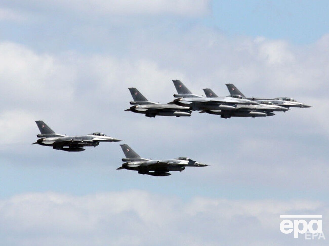 Згідно із соцопитуванням, половина словаків підтримує передання зброї Україні, яка захищається від російської агресії