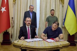 Меморандум про взаєморозуміння щодо відновлення інфраструктури України підписали Муш та Кубраков (за столом) у присутності Ердогана та Зеленського (на тлі)