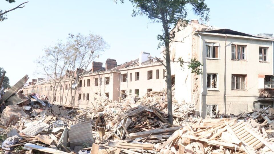 У ДСНС повідомляли вдень про 12 загиблих цивільних унаслідок удару окупантів по триповерховій житловій будівлі у Салтівському районі Харкова