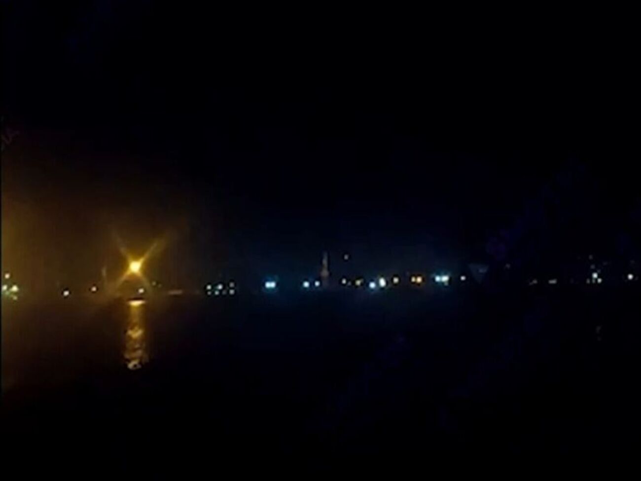 В сети опубликованы множественные видео, где видны световые вспышки в небе над Керчью