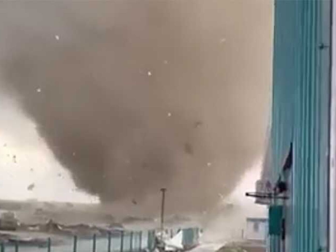 На півострів налетів смерч заввишки з багатоповерхівку