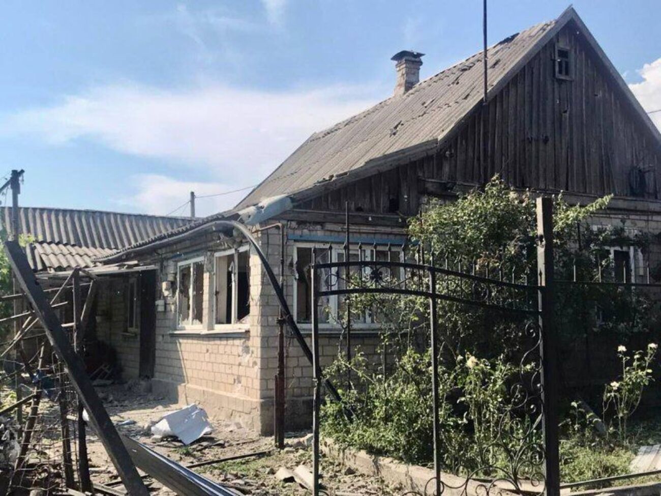 Зруйновані житлові будинки, виведена з ладу лінія електропередач