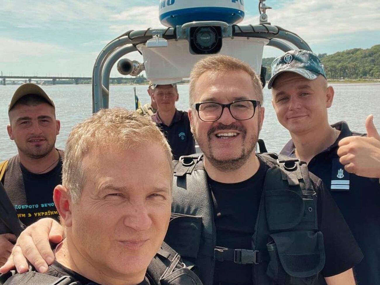 Вместе с Пономаревым участие в съемках клипа принял в том числе Горбунов
