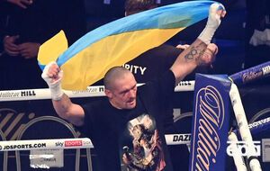 Первый бой выиграл Усик